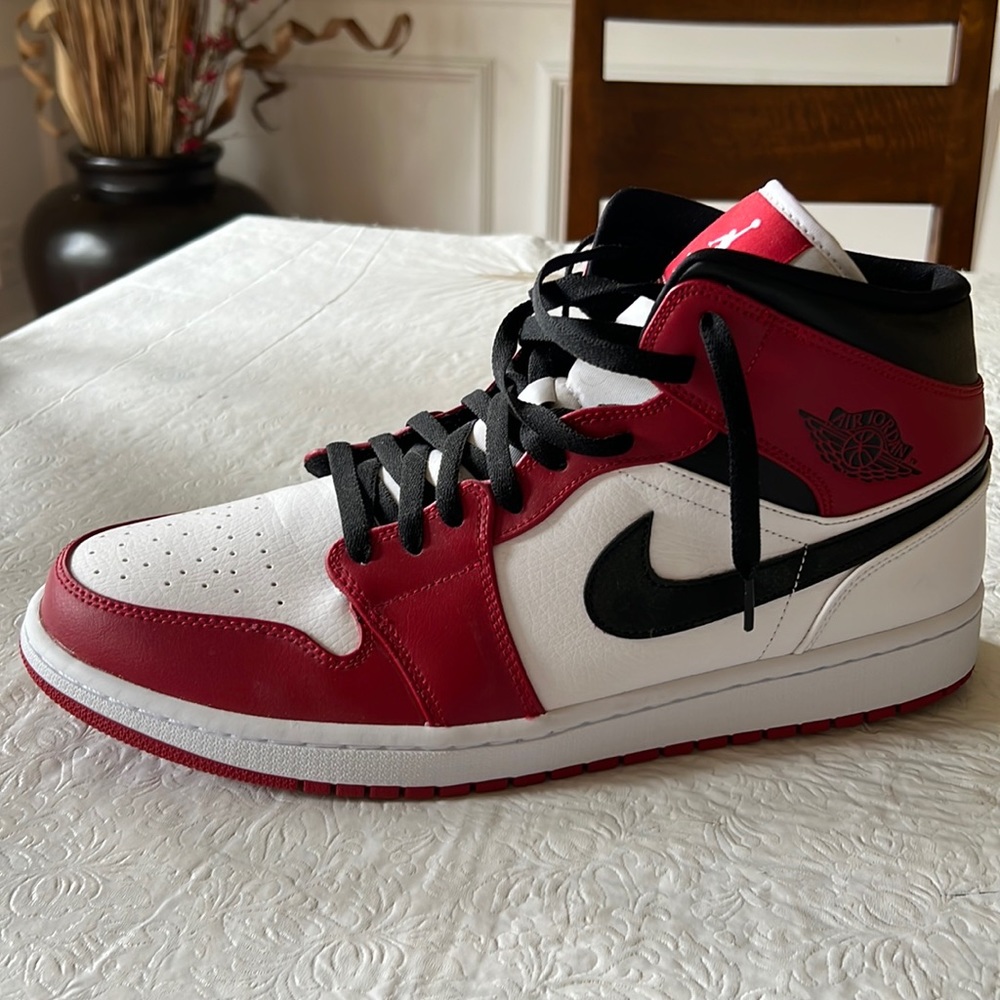 Air Jordan 1 mid Chicago men’s sneaker with box worn one time